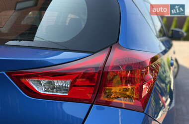 Хэтчбек Toyota Auris 2013 в 