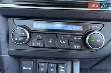 Хэтчбек Toyota Auris 2013 в 