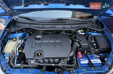 Хэтчбек Toyota Auris 2013 в 