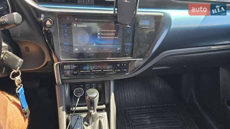 Хэтчбек Toyota Auris 2015 в Киеве