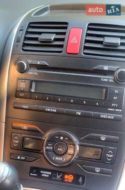 Хетчбек Toyota Auris 2012 в 