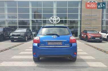 Хэтчбек Toyota Auris 2010 в 