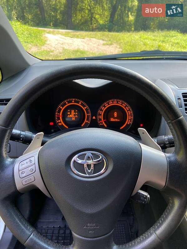 Хэтчбек Toyota Auris 2007 в Тростянце