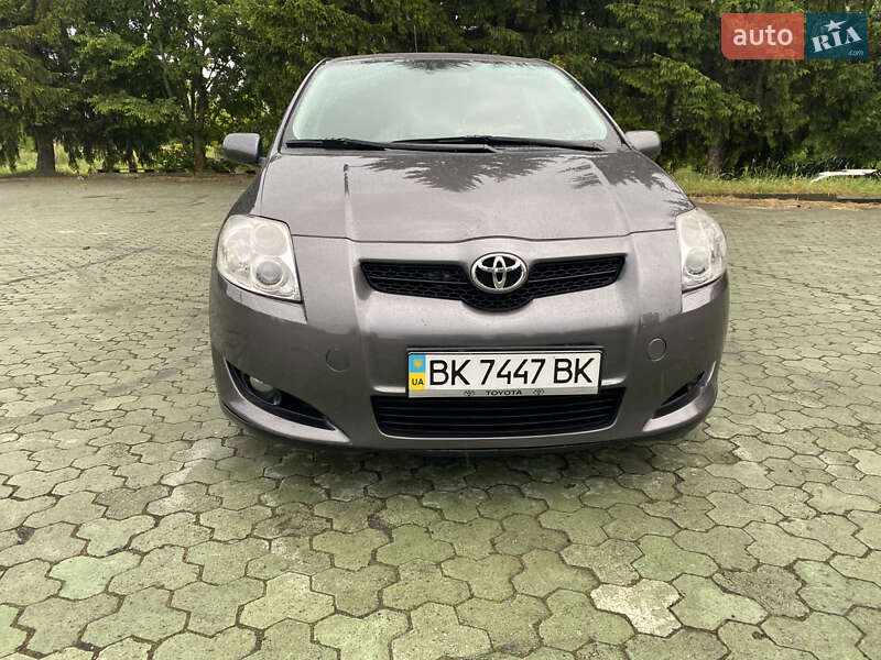 Хетчбек Toyota Auris 2007 в Дубні