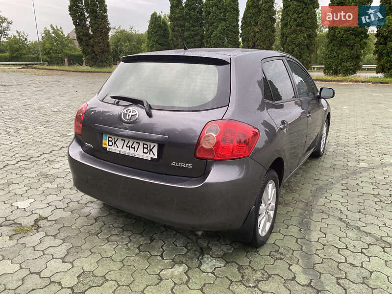 Хетчбек Toyota Auris 2007 в Дубні