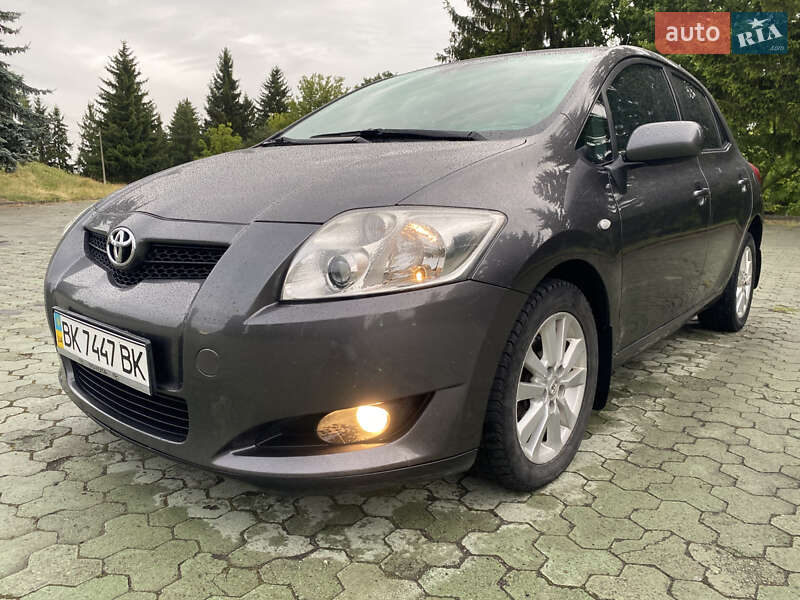 Хетчбек Toyota Auris 2007 в Дубні