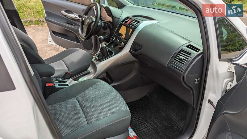 Хэтчбек Toyota Auris 2011 в Ровно