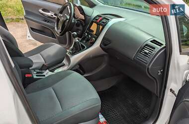 Хэтчбек Toyota Auris 2011 в 