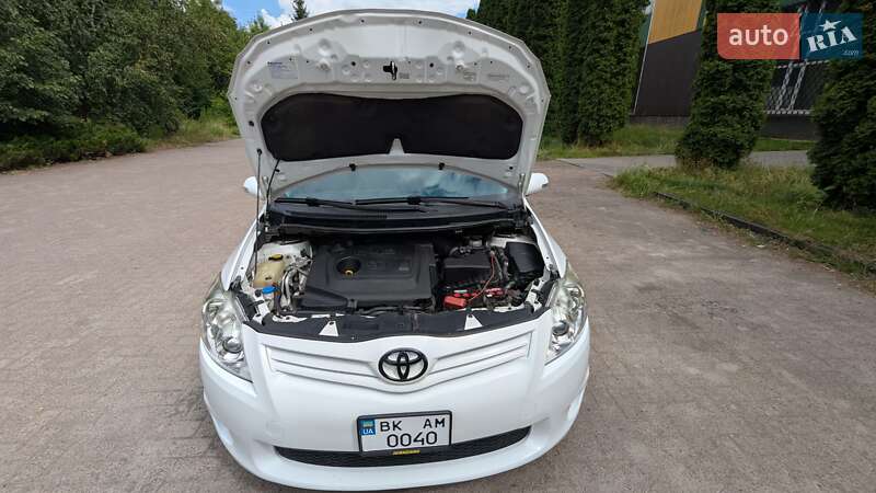 Хэтчбек Toyota Auris 2011 в Ровно