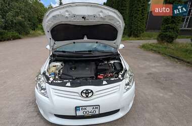 Хэтчбек Toyota Auris 2011 в 