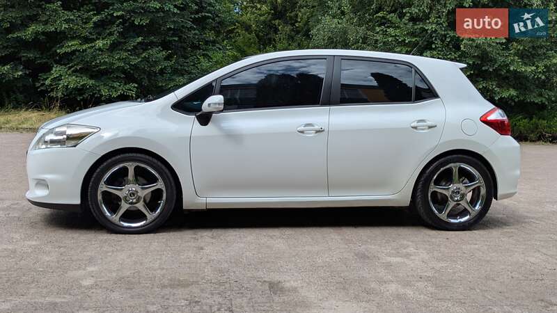 Хэтчбек Toyota Auris 2011 в Ровно