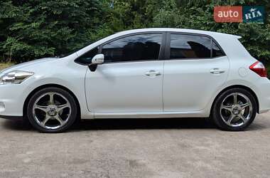 Хэтчбек Toyota Auris 2011 в 