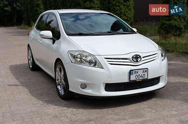 Хэтчбек Toyota Auris 2011 в 
