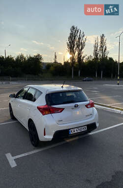 Хэтчбек Toyota Auris 2013 в 