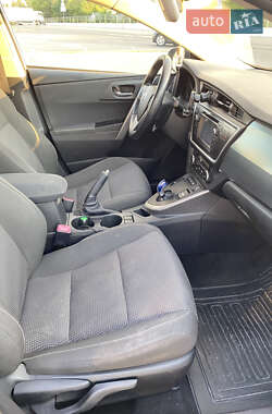 Хэтчбек Toyota Auris 2013 в 