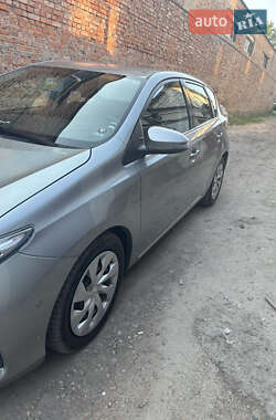 Хэтчбек Toyota Auris 2012 в 