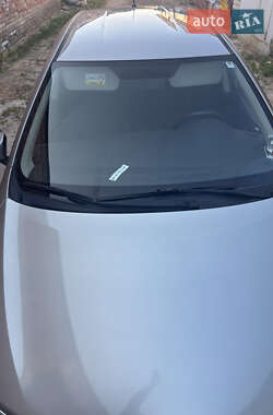 Хэтчбек Toyota Auris 2012 в 