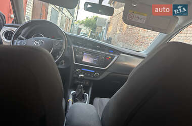 Хэтчбек Toyota Auris 2012 в 