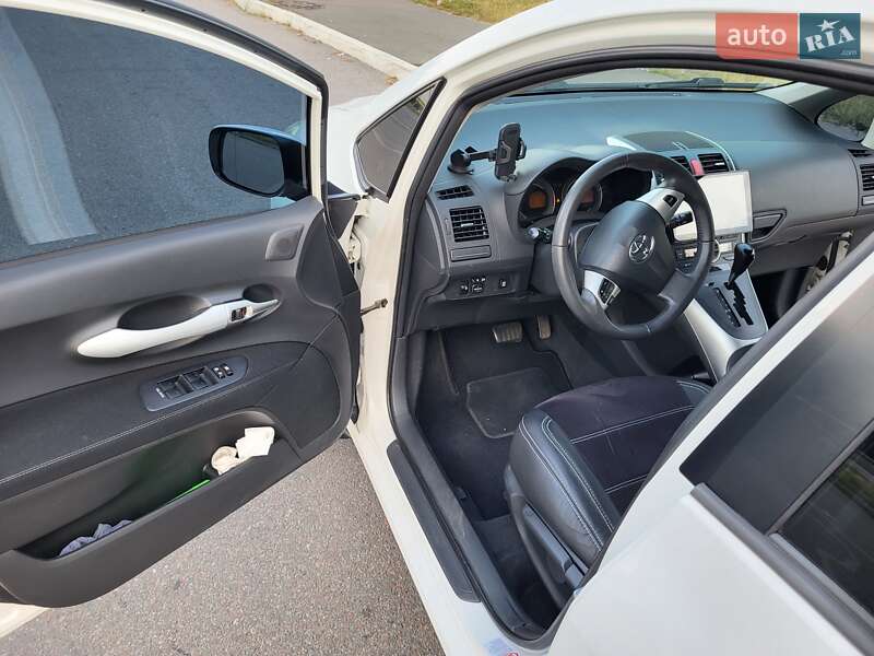 Хэтчбек Toyota Auris 2011 в Киеве
