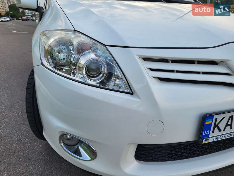 Хэтчбек Toyota Auris 2011 в Киеве