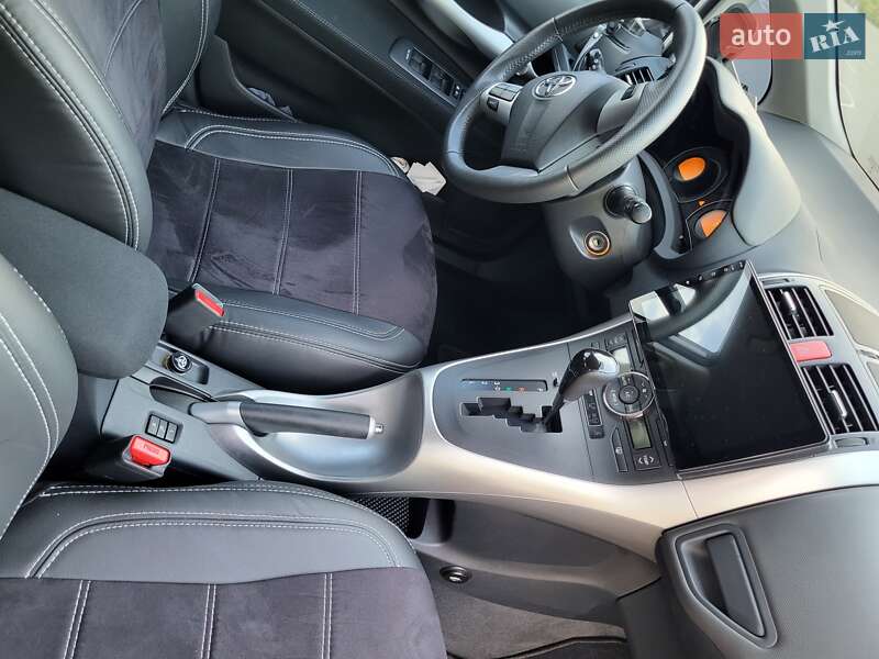 Хэтчбек Toyota Auris 2011 в Киеве