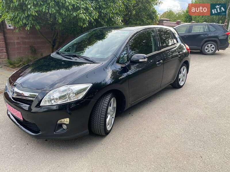 Хэтчбек Toyota Auris 2011 в 