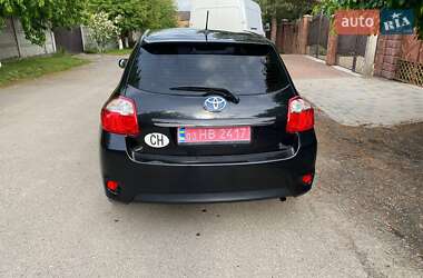 Хэтчбек Toyota Auris 2011 в 