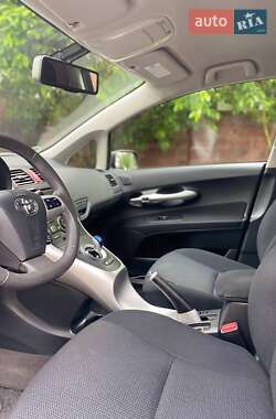 Хэтчбек Toyota Auris 2011 в 