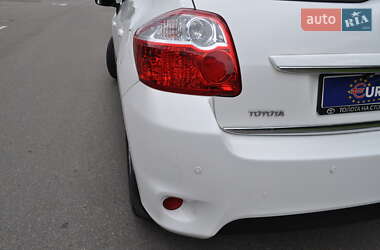 Хэтчбек Toyota Auris 2011 в 