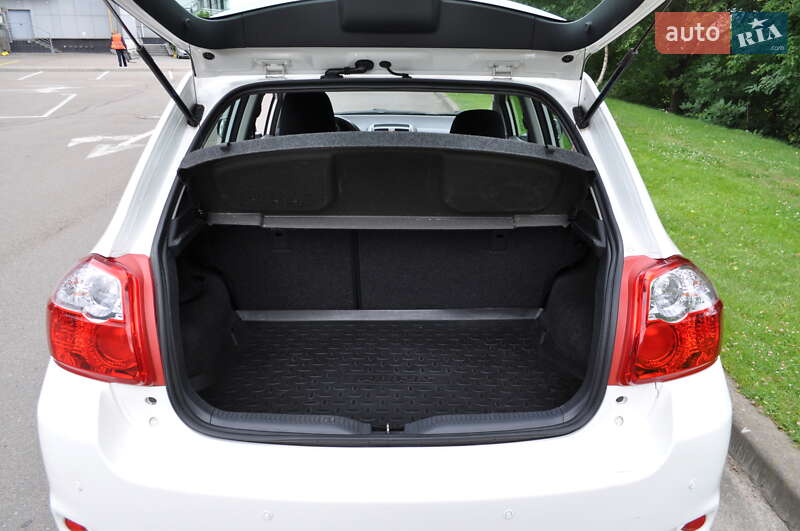 Хэтчбек Toyota Auris 2011 в Киеве