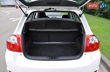 Хэтчбек Toyota Auris 2011 в 