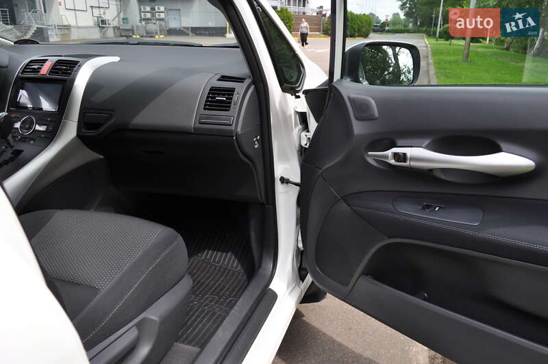 Хэтчбек Toyota Auris 2011 в Киеве