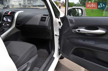 Хэтчбек Toyota Auris 2011 в 