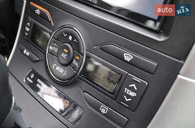 Хэтчбек Toyota Auris 2011 в 