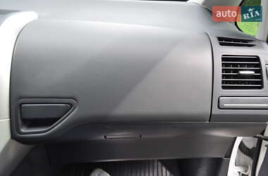 Хэтчбек Toyota Auris 2011 в 
