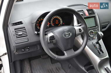 Хэтчбек Toyota Auris 2011 в 