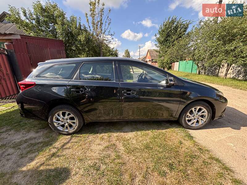 Универсал Toyota Auris 2015 в Ахтырке