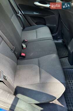 Хетчбек Toyota Auris 2010 в 
