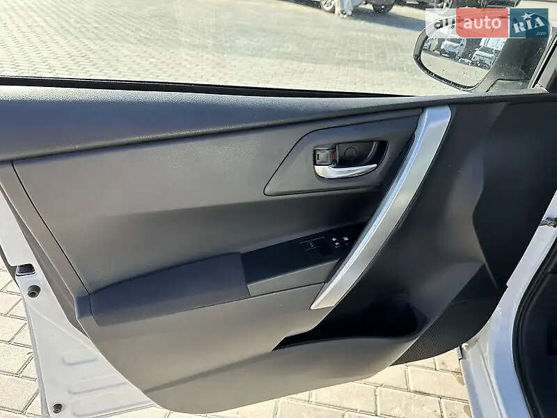 Хэтчбек Toyota Auris 2014 в Львове