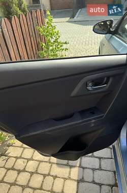 Хэтчбек Toyota Auris 2013 в 