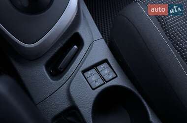 Хэтчбек Toyota Auris 2013 в 