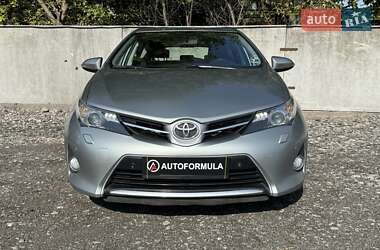 Хэтчбек Toyota Auris 2012 в 
