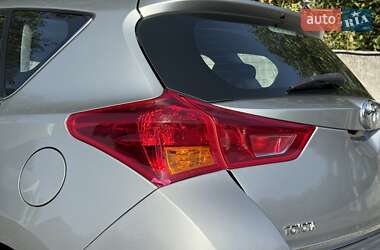 Хэтчбек Toyota Auris 2012 в 