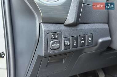 Хэтчбек Toyota Auris 2012 в 