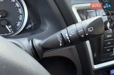 Хэтчбек Toyota Auris 2012 в 