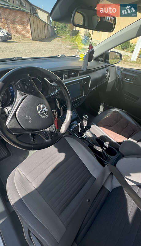 Хетчбек Toyota Auris 2016 в Чернівцях