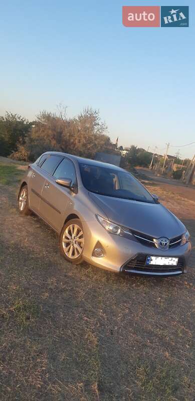 Хэтчбек Toyota Auris 2014 в 