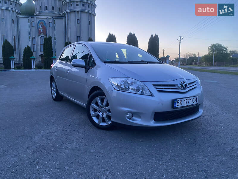 Хэтчбек Toyota Auris 2010 в Киеве