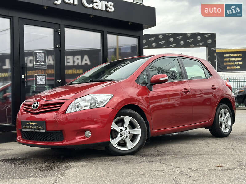 Хэтчбек Toyota Auris 2010 в 