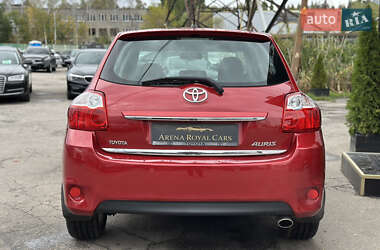 Хэтчбек Toyota Auris 2010 в 